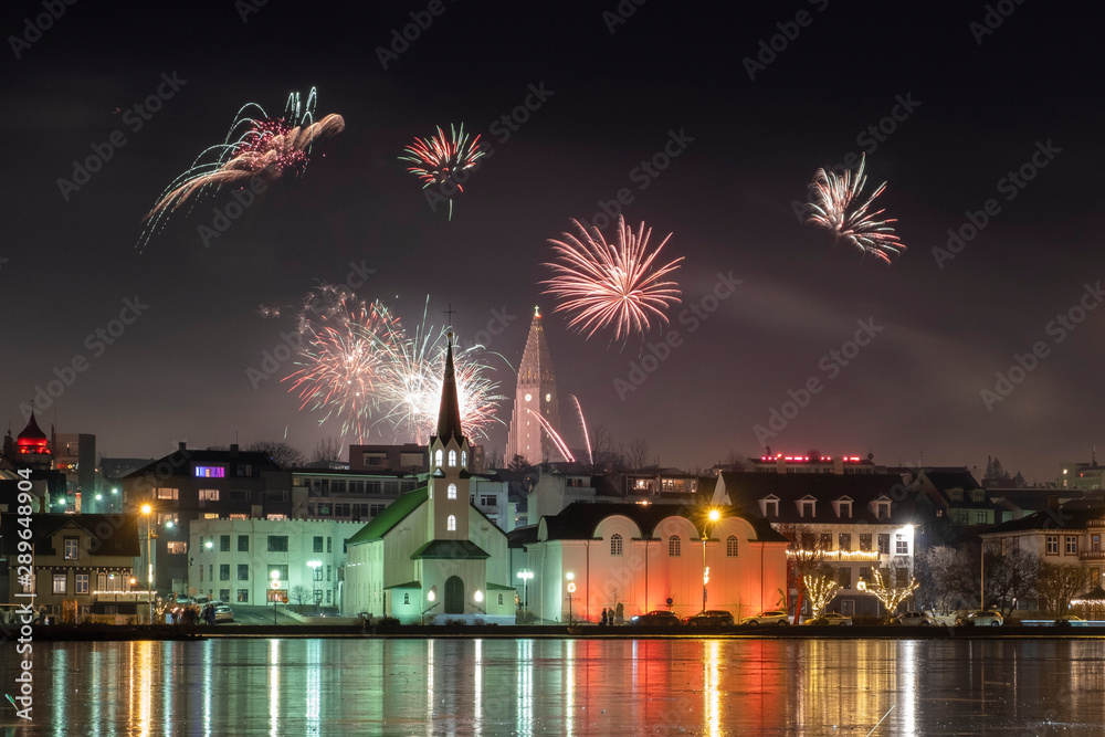Φωτογραφία Mit einem Silvesterfeuerwerk über der isländischen Hauptstadt begrüßen die Isländer das neue Jahr