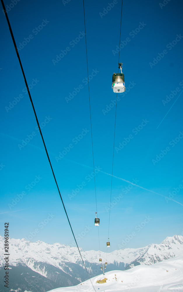 Télécabine d'Alpes d'huez en hiver sous un soleil radieux