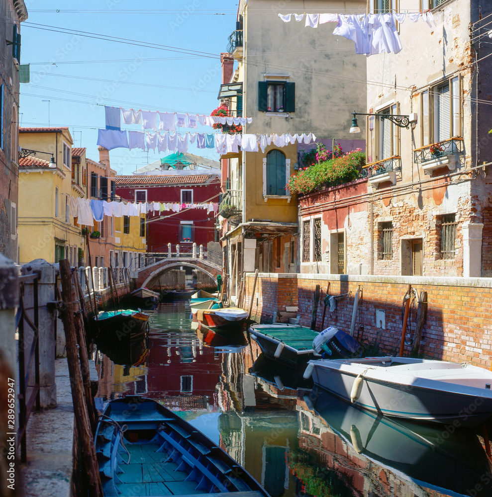 Canale con il Ponte Riello a Castello. Venezia