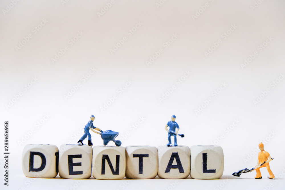 The model is cleaning the letters made of rectangular wood. The model is cleaning the letters made of rectangular wood.