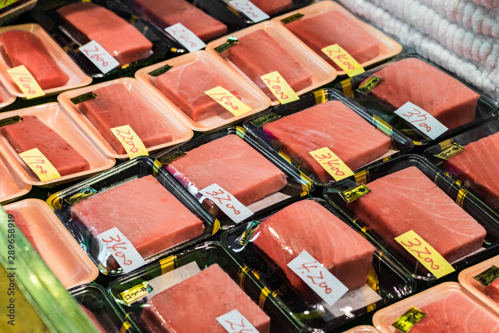 Φωτογραφία Fresh raw Tuna (Toro) meat seafood sell in Tsukiji fish market, Japan