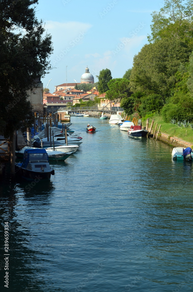 Schmaler Kanal im Sestiere Castello in Venedig