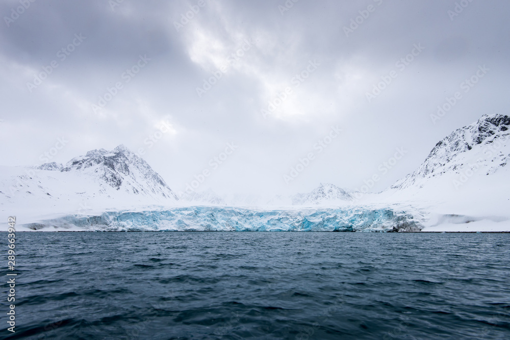 Fototapeta Widok na śnieżny krajobraz Arktyki Svalbard