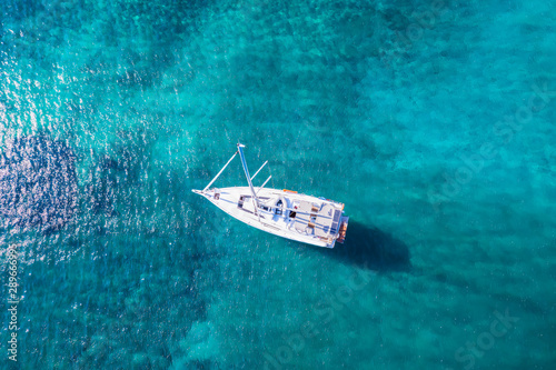 Luftaufnahme eines Segelbootes über türkisem Meer © moofushi