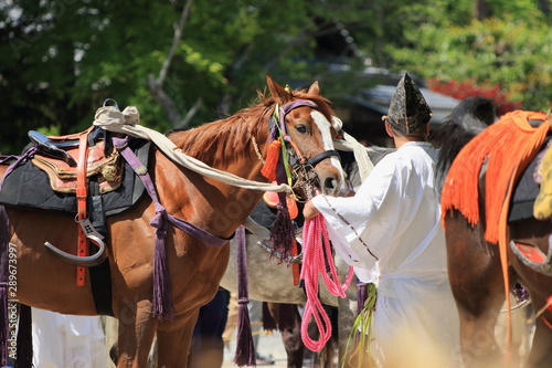 京都の上賀茂神社で行われる賀茂競馬の準備風景です