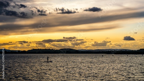 Stand Up Paddling auf dem Bodensee Sonnenuntergang mit schöner Wolkenstimmung 