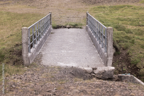 Eine verfallene Betonbrücke über einen kleinen Bach markiert den ehemaligen Verlauf  der Straße 60 (Vestfjarðavegur) nahe Bifröst photo