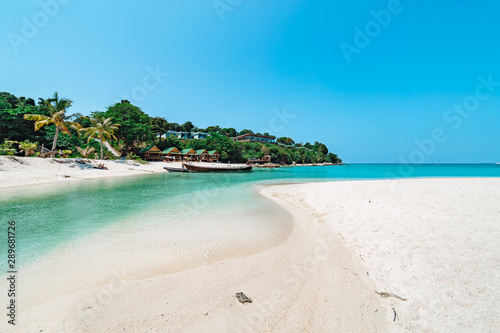 Fototapeta Naklejka Na Ścianę i Meble -  Beautiful sandy tropical beach in Koh Lipe