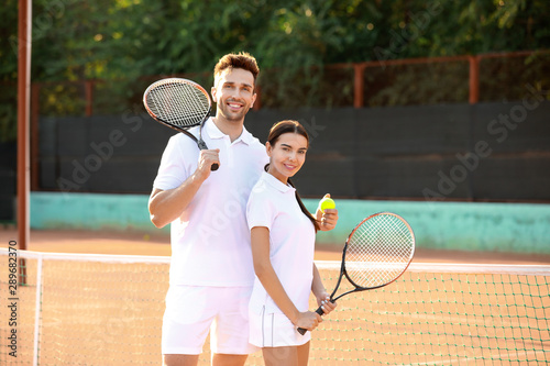 Young couple on tennis court © Pixel-Shot