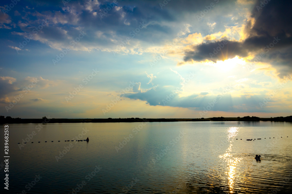 Obraz premium Cloudy sunset over the lake
