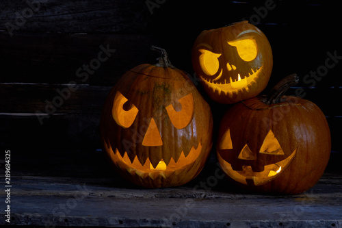 Pumpkins carved for Halloween. Halloween pumpkin Jack-O-Lantern heads. Easy pumpkin carving ideas.