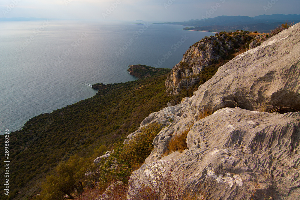 Steilklippen an griechischer Küste bei Toroni, Sithonia,Chalkidiki, Greece