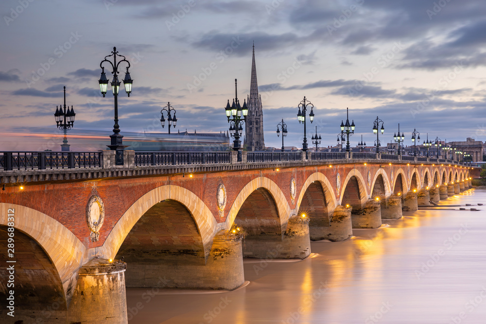 Illumination du Pont de pierre de la ville de Bordeaux