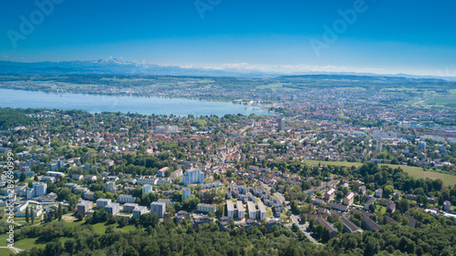 Panorama über Konstanz am Bodensee mit Sicht auf die Alpen