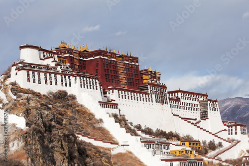 Fotografia A 2019 image of Potala Palace, the seat of the Dalai Lamas in Lhasa, Tibet
