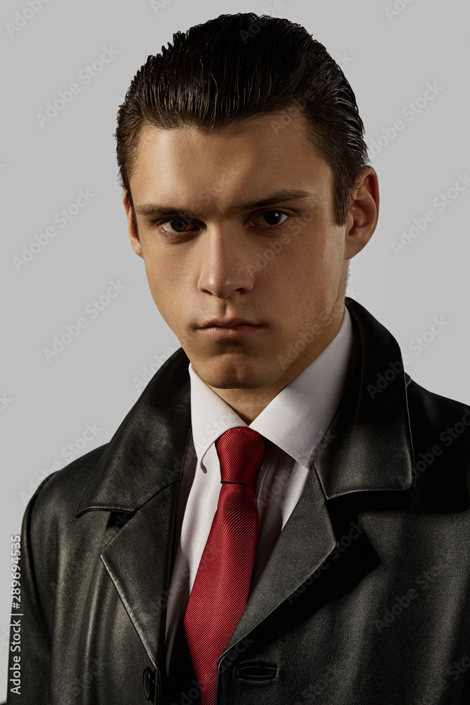 Bank synoniemenlijst Snel Cropped front view shot of a dark-haired man, wearing white shirt, red tie  and black leather jacket. He is looking straight. The photo is taking on a  grey background. Stock Photo 