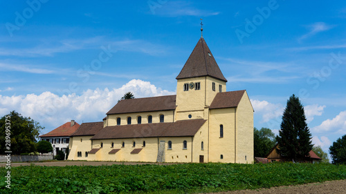Blick auf die St. Georg auf der Insel Reichenau am Bodensee