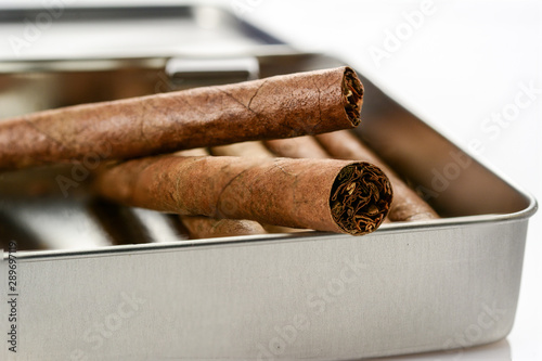 Εκτύπωση καμβά Some tobacco cigarillos in grey metal box