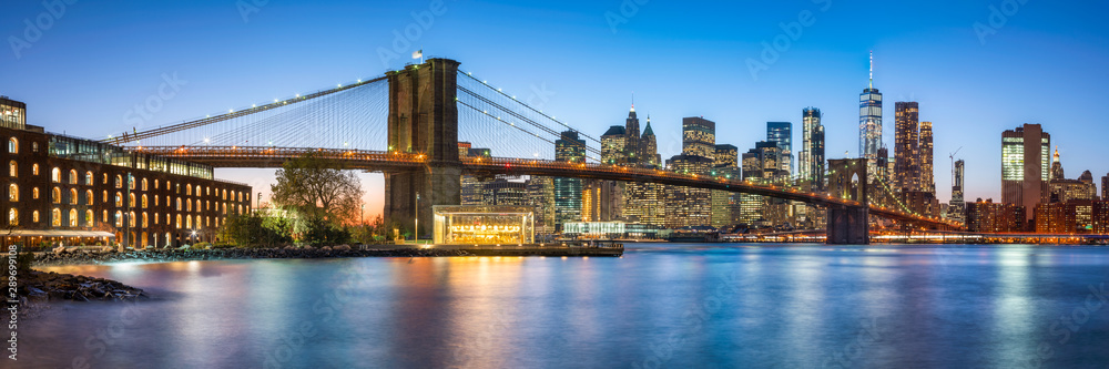 Obraz premium Brooklyn Bridge panorama with Manhattan skyline in New York City, USA
