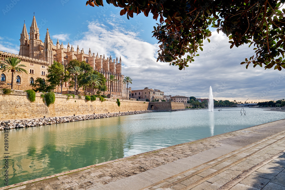 Obraz premium Exteror of Cathedral La Seu, Palma de Mallorca, Spain