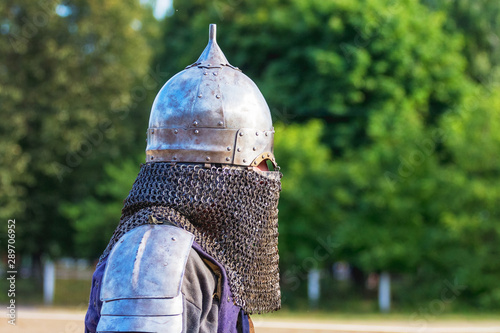 Φωτογραφία Knight in combat armor close up in profile_