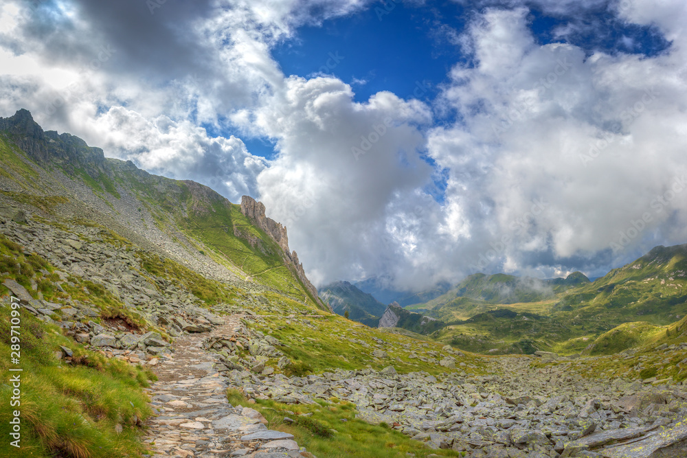 Obraz premium Verso il Lago della Vacca e Rifugio Tita Secchi, Passo Crocedomini - Lombardia