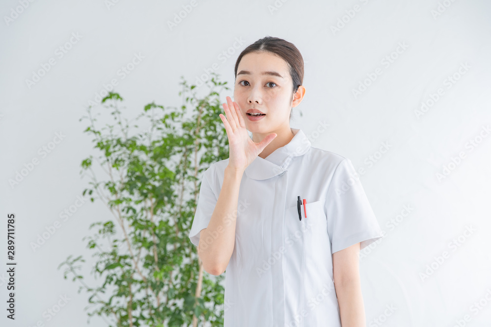 内緒話をする白衣の女性 内緒話をする白衣の女性