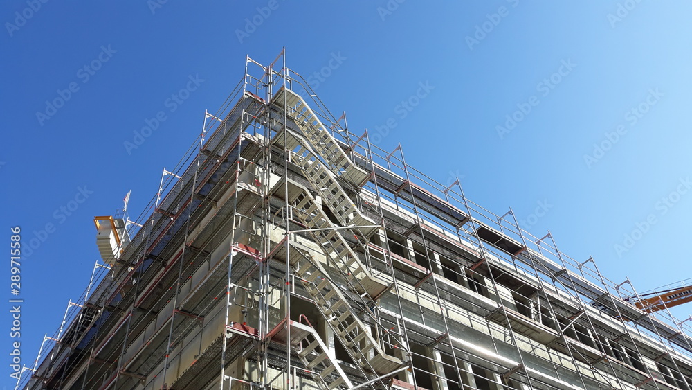 Neubau Hochhaus Baustelle Gerüst mit Kran