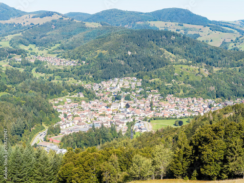Landschaft vom Schwarzwald - Blick auf die stadt von Sch  nau im Schwarzwald vom Holzer Kreuz im Fr  hnder Ortsteil Holz aus
