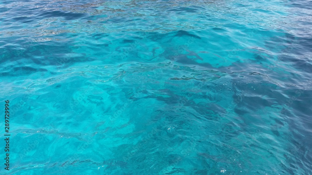 Obraz premium Transparent blue water that reflect light