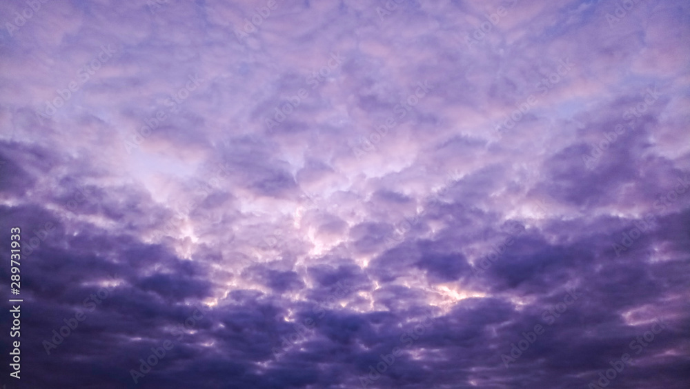 Obraz premium Cloudy clouds in the evening at sunset. Nature, weather and background.
