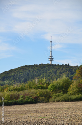 Fernmeldeturm Hünenburg vor blauem Himmel