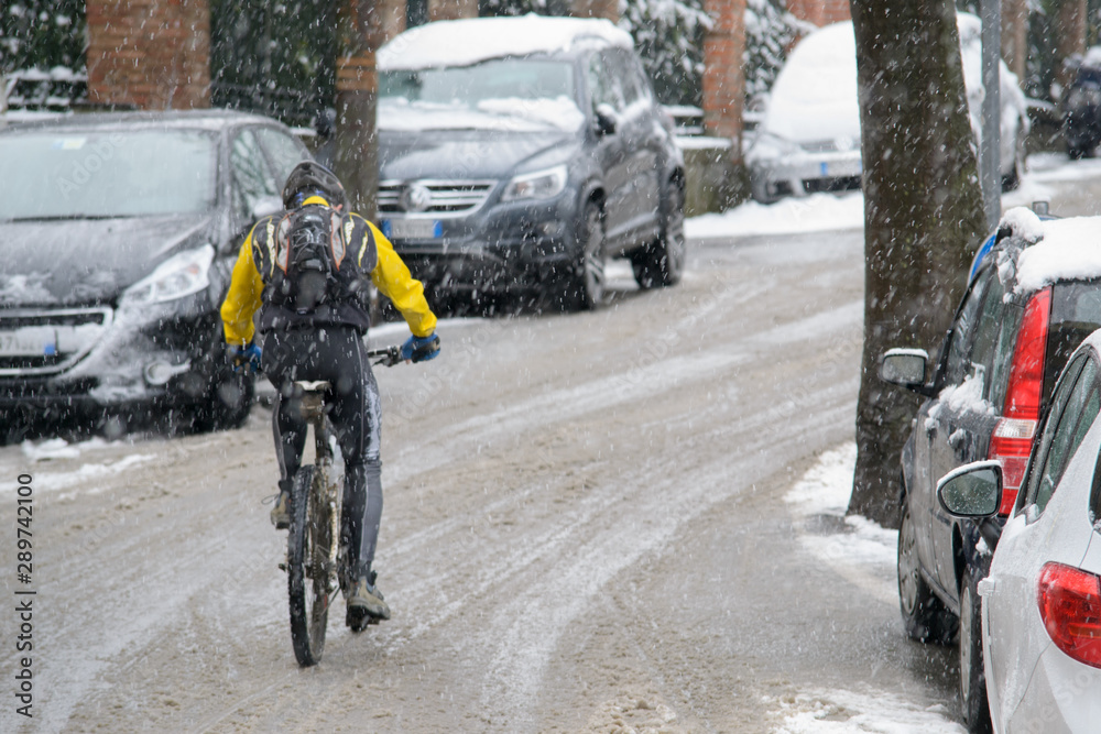 Fototapeta premium Ciclista sfida la neve su una Mountain Bike