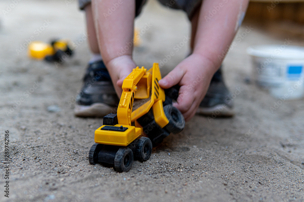 Obraz premium Playing in the Dirt