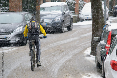 Ciclista sfida la neve su una Mountain Bike