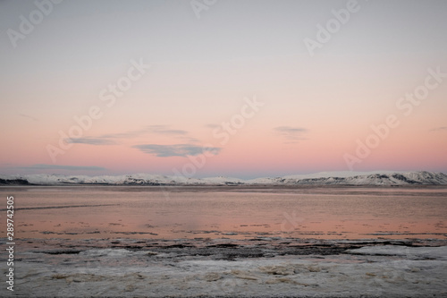 Abendrot über dem Fluss Ölfusá bei Eyrarbakki auf der der Halbinsel Reykjanes photo