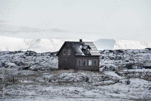 Einsames Haus im Lavafeld Hvassahraun bei Vogar an der Küste der Halbinsel Reykjanes photo