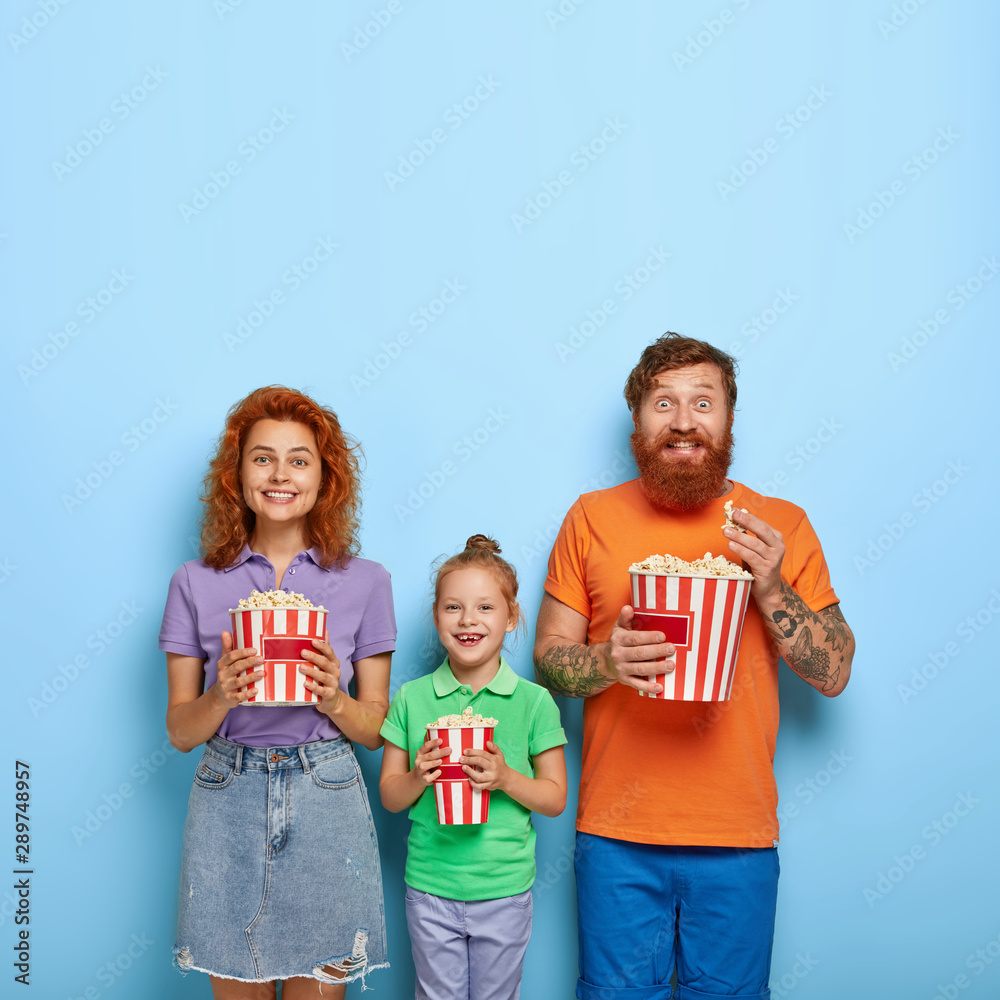 Φωτογραφία Photo of friendly family spend weekend together, watch funny movie, eat popcorn,