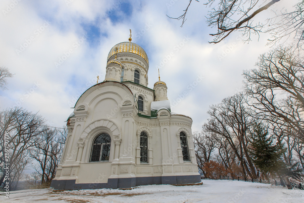 Obraz premium Beautiful Orthodox church in the winter at the top of the hill