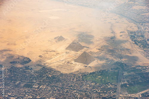 Foto The Giza pyramid complex, also called the Giza Necropolis viewed from airplane w