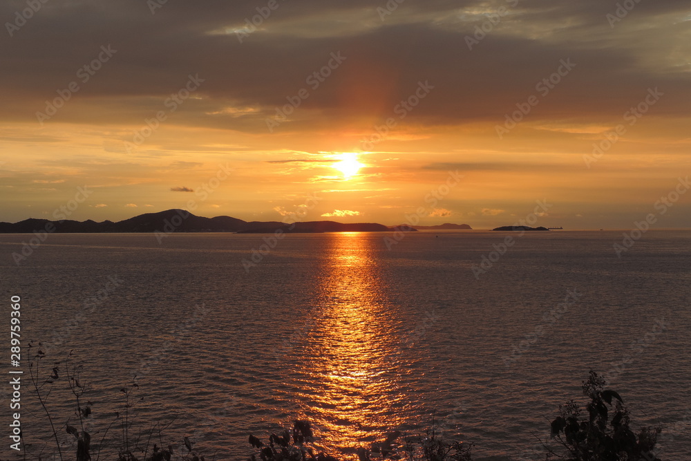 Naklejka premium sunset over sea