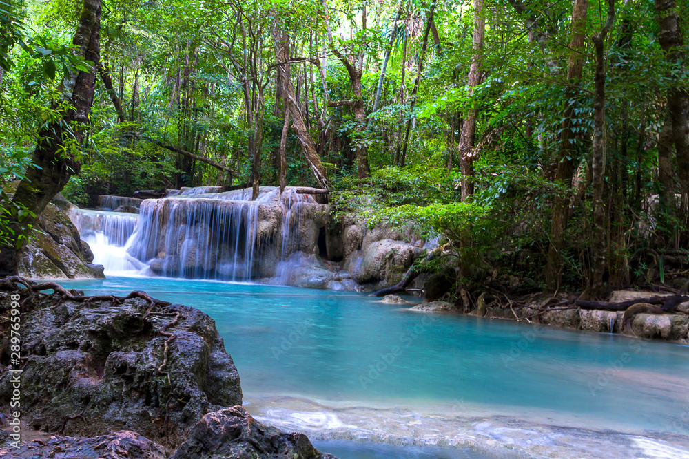 Naklejka premium Wodospad Erawan jest idylliczny w zielonym lesie