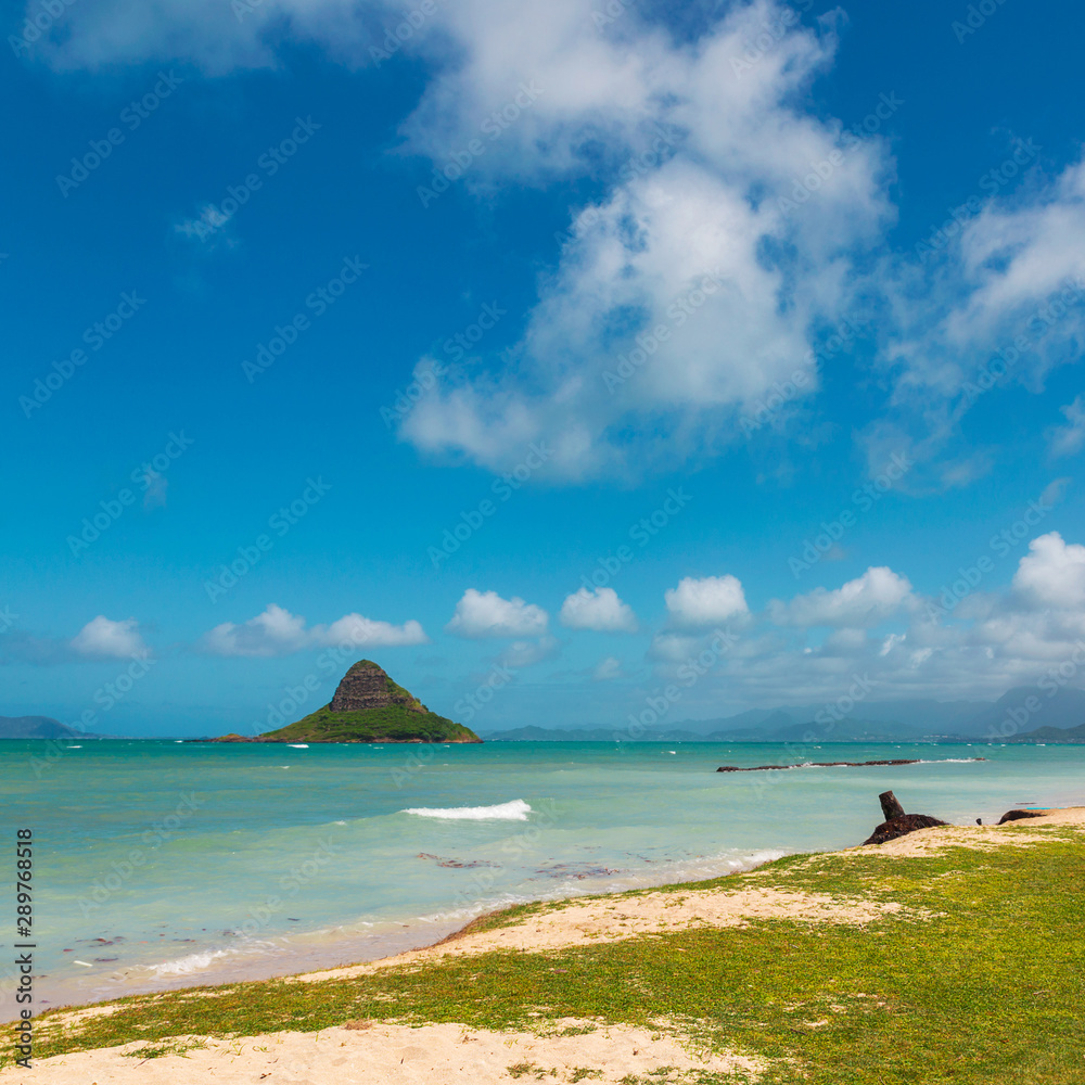 Chinaman's hat island view and beautiful turquoise water at Kualoa ...