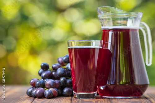 Fotografia grape juice in glass and jug