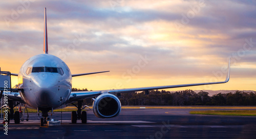 Zmierzchu widok samolot na lotniskowym pasie startowym pod dramatycznym niebem w Hobart, Tasmania, Australia. Technologia lotnicza i koncepcja podróży po świecie.