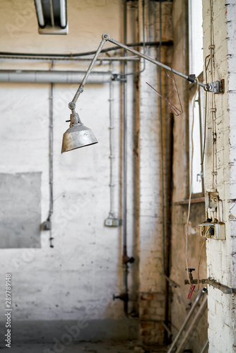 Lampe an einem Arbeitsplatz in einer verlassenen Werkstatt