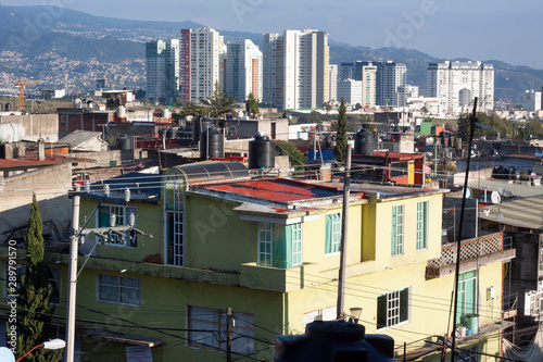 Skyline del Estado de México. Vista panorámica de la parte superior de los edificios de una zona de viviendas de Estado de Mxico. Se ven tanto rascacielos como casas bajas