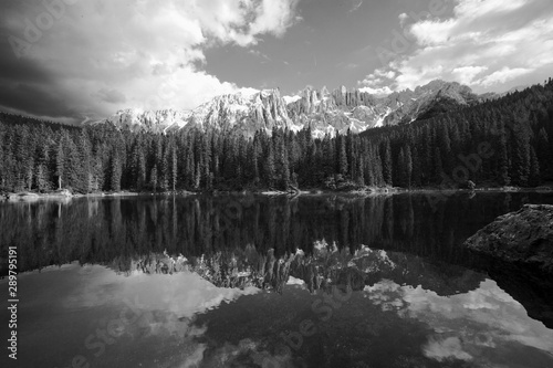 Lago di Carezza, alta Val d'Ega, tra boschi di abeti sotto le pendici del massiccio del Latemar.-