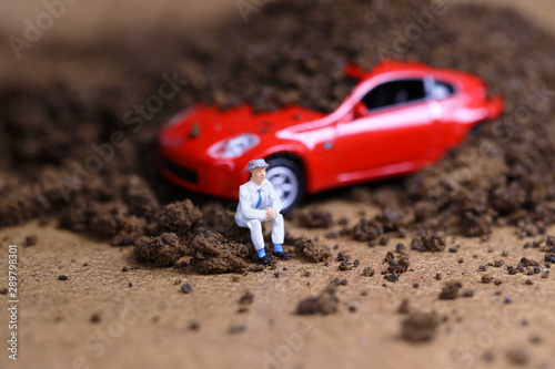土砂に埋まった車とドライバー
