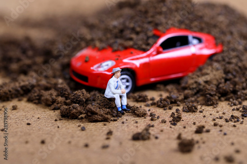 土砂に埋まった車とドライバー © kelly marken